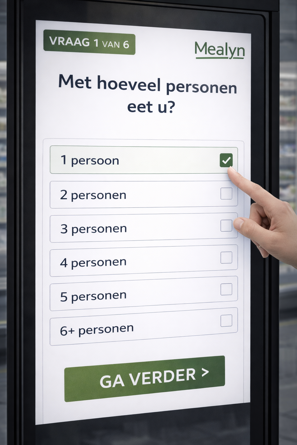 Klant vult vragenlijst in op de Mealyn kiosk in de supermarkt